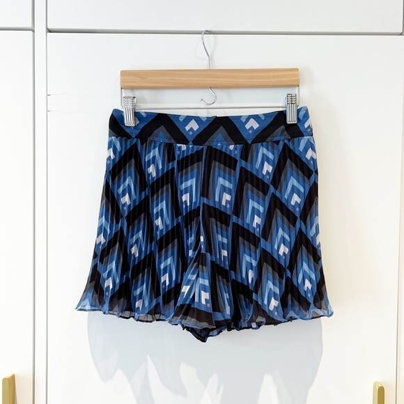 BNWOT Club Monaco knife pleat shorts - Picture 2 of 4